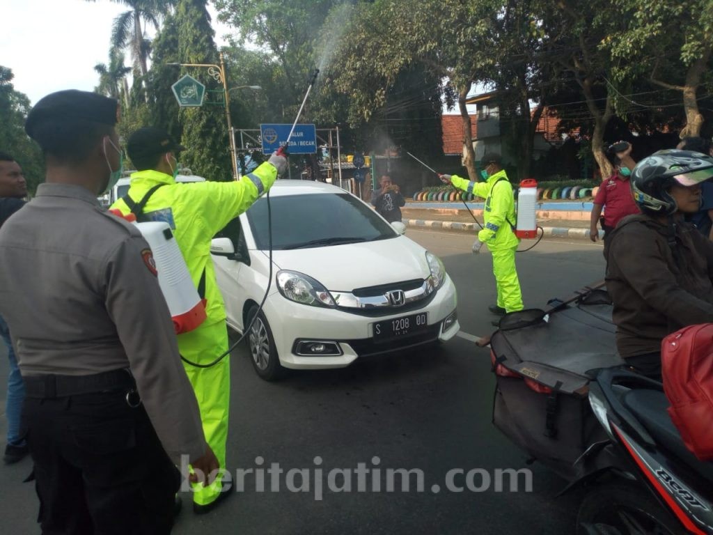 Pengguna Jalan ‘Dihujani’ Cairan Disinfektan