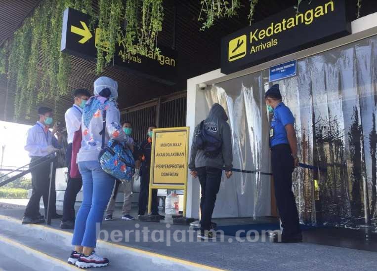 Walk Through Disinfectan Cara Baru Antisipasi Corona di Bandara Banyuwangi