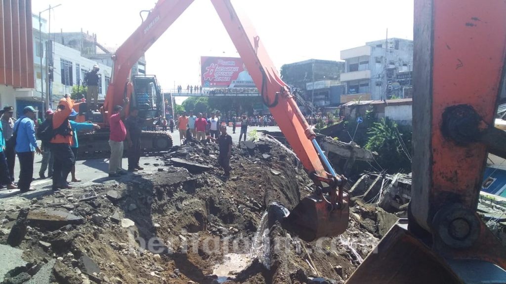 Polisi Masih Selidiki Robohnya 10 Ruko Jompo dan Ambrolnya Jalan di Jember