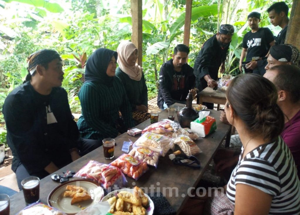 Bule Asal Spanyol dan Jerman Nikmati Sajian Kopi Gratis di Kampung Adat Segunung