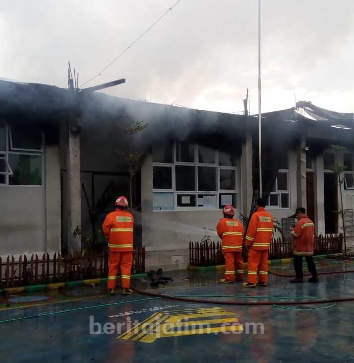 Diduga Korsleting, Sekolah MTs Ma’arif Sidomukti Gresik Terbakar