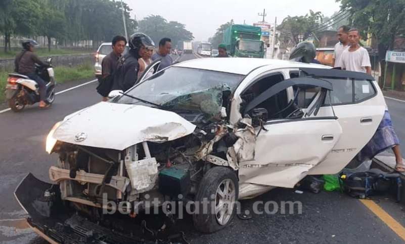 Diduga Ngantuk, Mobil Agya Terpelanting di Jalan Raya Krian