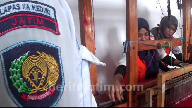Lapas Kediri Beri Ketrampilan Menenun Warga Binaan