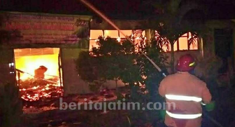 2 Kelas dan Laboratorium Sekolah Madrasah di Puri Mojokerto Terbakar