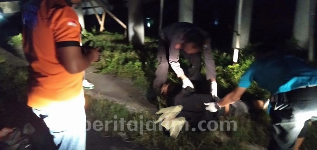 Mayat Pria Berkaus Hitam Dibuang di Tanggul Sungai, Ada Luka di Pelipis