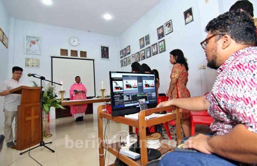 Umat Katolik Banyuwangi Ikuti Misa Live Streaming