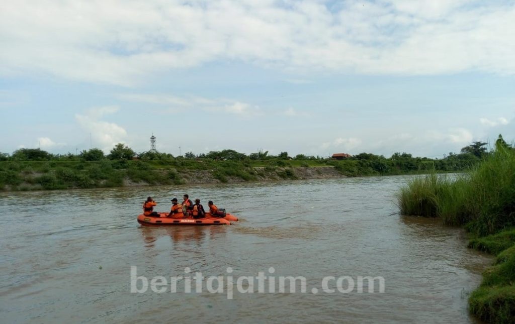 Pencarian Dilanjutkan, Tim SAR Terkendala Arus Deras Sungai Brantas