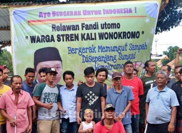 Relawan Fandi Utomo Bergerak Swadaya Bersihkan Bantaran Sungai