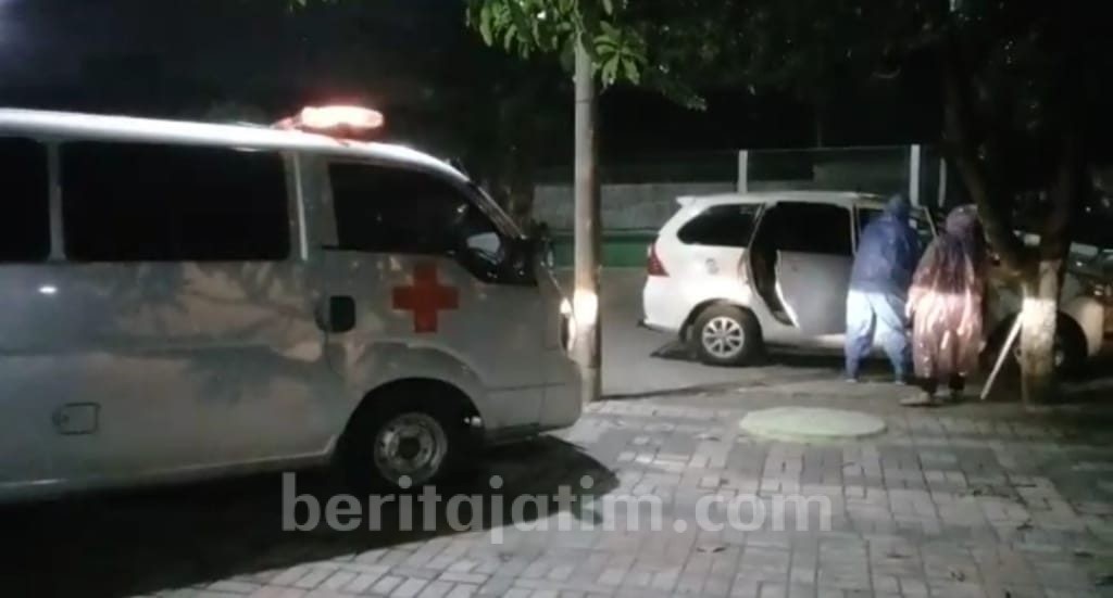 Pakai APD, Petugas Kesehatan Evakuasi Pria Tewas Dalam Mobil
