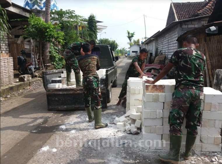 Satgas TMMD Kodim 0817 Gresik Terus Kirim Material