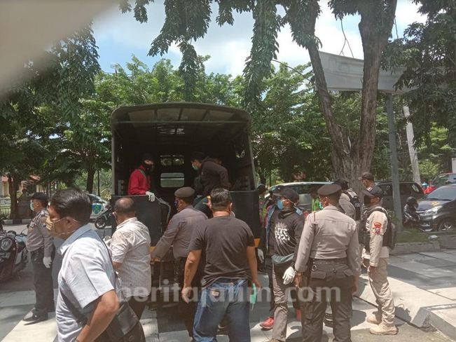 Demo Mahasiswa Dibubarkan Polisi