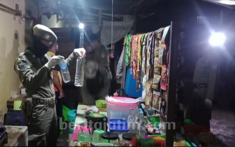 Warung Ini Masih Saja Jualan Arak saat Virus Corona Mewabah