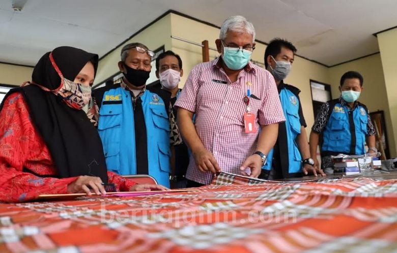 Lawan Corona, Disabilitas Binaan Dinsos Jatim Kompak Produksi Masker