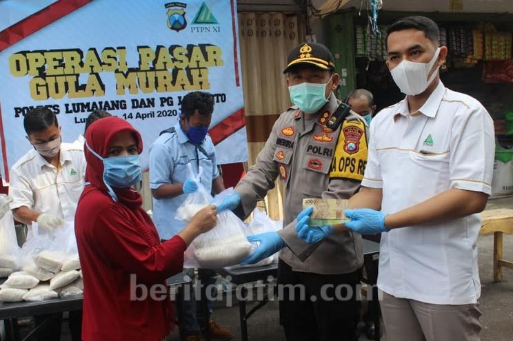 Polres Lumajang Bersama PG Djatiroto Gelar Pasar Murah Gula