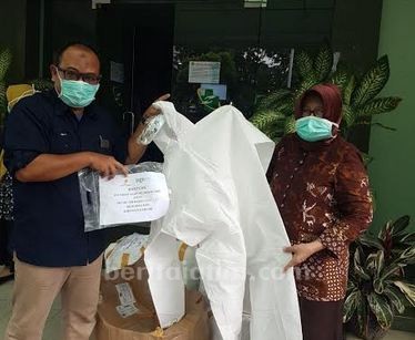 Saka Indonesia Pangkah Limited Serahkan 150 APD ke Tim Medis RSUD Ibnu Sina