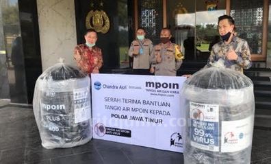 Cegah Penyebaran Covid 19 di Polda Jatim, Mpoin Sumbang 25 Tangki Air Anti Virus