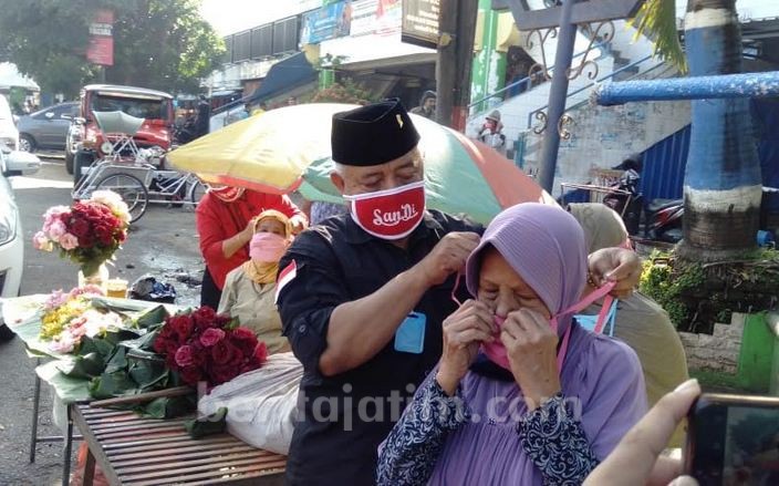 Jelang Puasa, PDIP Kabupaten Malang Bagi Masker dan Nasi Kotak