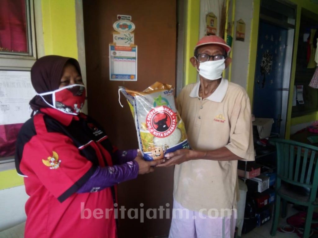 2 Ton Beras Dibagi Gratis oleh PDI Perjuangan Surabaya