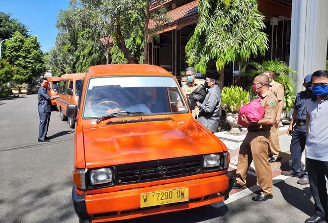 Pemkab Sidoarjo Beri Sembako pada Sopir Angkot