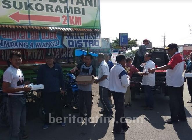 IAIN Jember Bagikan Penyuci Hama Tangan dan Nasi Kotak