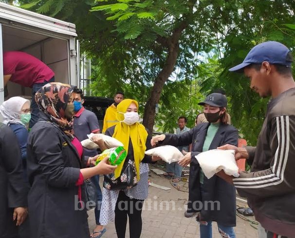 Di Tengah Semi Lockdown di Surabaya, Para Wanita Cantik Ini Berbagi Sembako untuk Pekerja