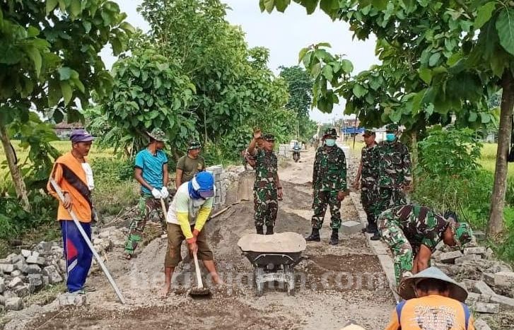 TMMD Kodim 0817 Gresik Selesaikan Jalan Usaha Tani Desa Sirnoboyo