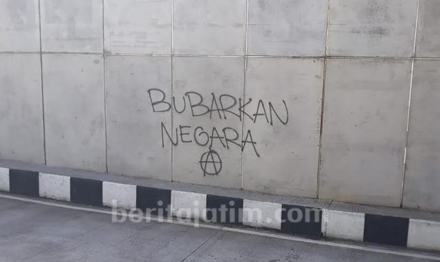 Vandalisme Bertuliskan ‘Bubarkan Negara’ Bikin Geram PT Jasa Marga