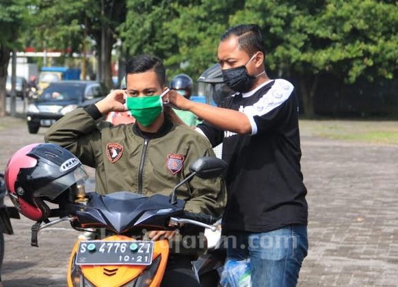 Suporter PSMP Bentuk Team Reaksi Cepat dan Bagikan Masker pada Pengendara