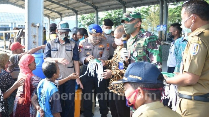 Nelayan Tuban Dapat Masker Gratis
