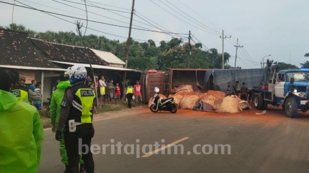 Dump Truk Tronton Terguling di Jalur Pantura Tuban