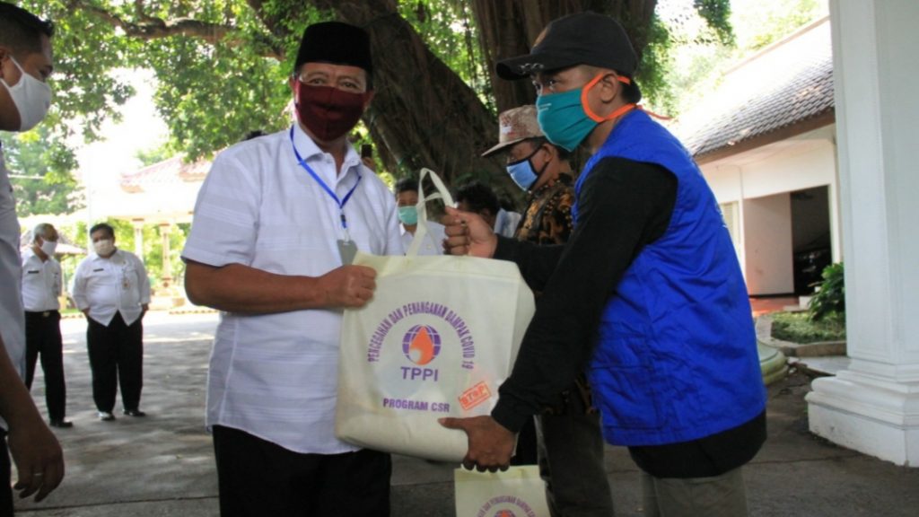 TPPI Salurkan 1.000 Paket Sembako untuk Warga Tuban