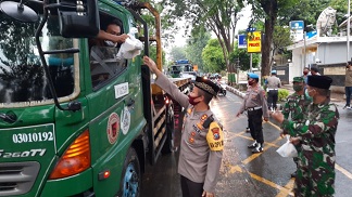 Polres dan Kodim Tuban Bagikan Takjil untuk Pengguna Jalan