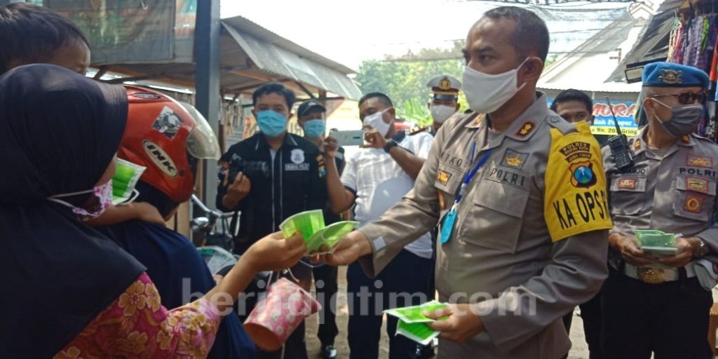 Polresta Kediri Bagikan Masker di Pasar Tradisional