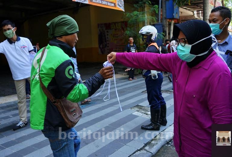 Pengendara Ojol di Surabaya Dapat Masker Gratis