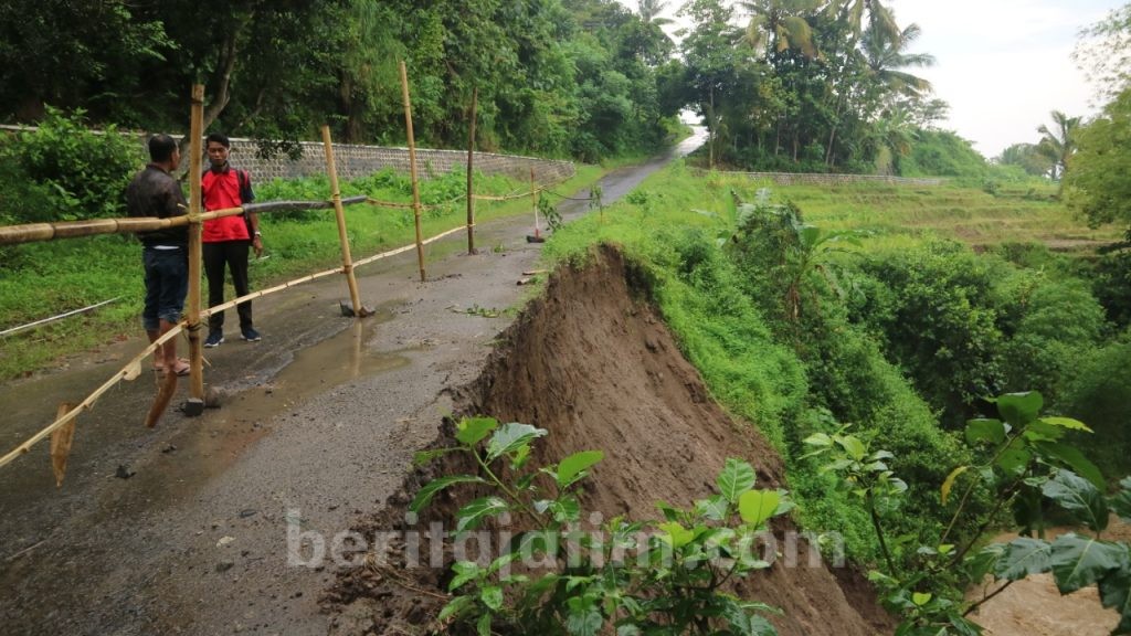 Hujan Deras 4 Jam, Ruas Jalan Penghubung di Ngebel Ponorogo Ambles