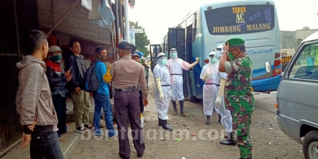 Kenakan APD, Tim Medis Evakuasi Penumpang Mati dalam Bus