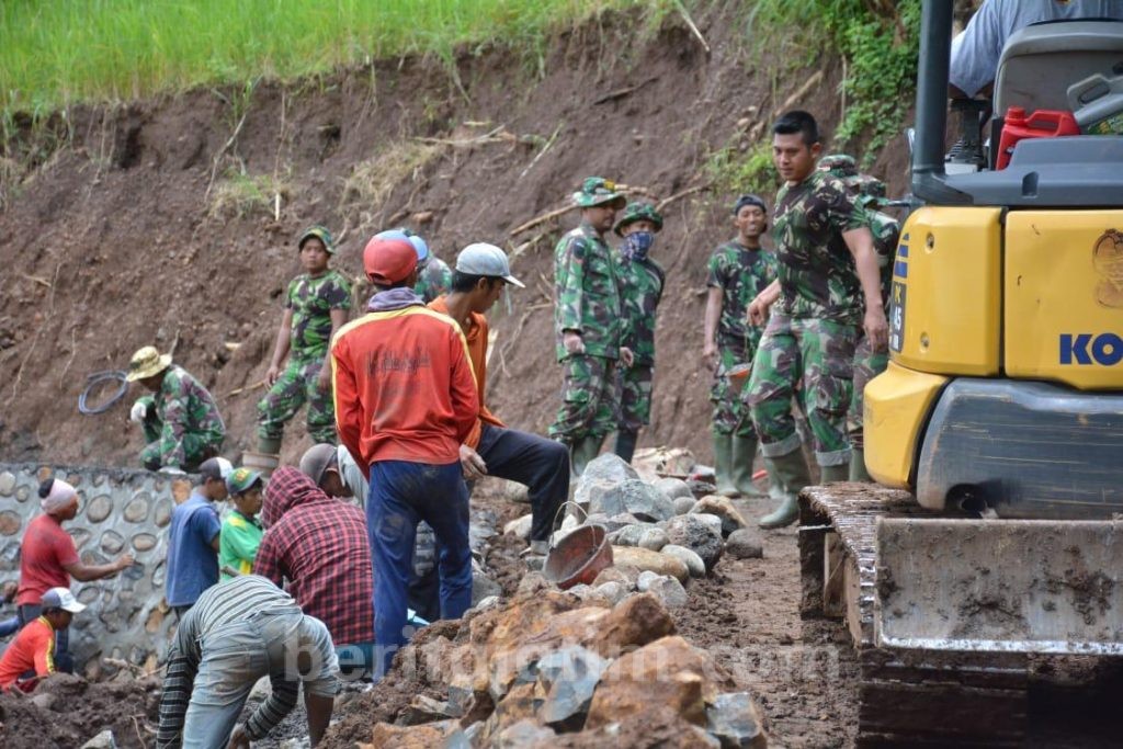 Satgas TMMD 107 Datangkan Alat Berat di Lokasi Plengsengan