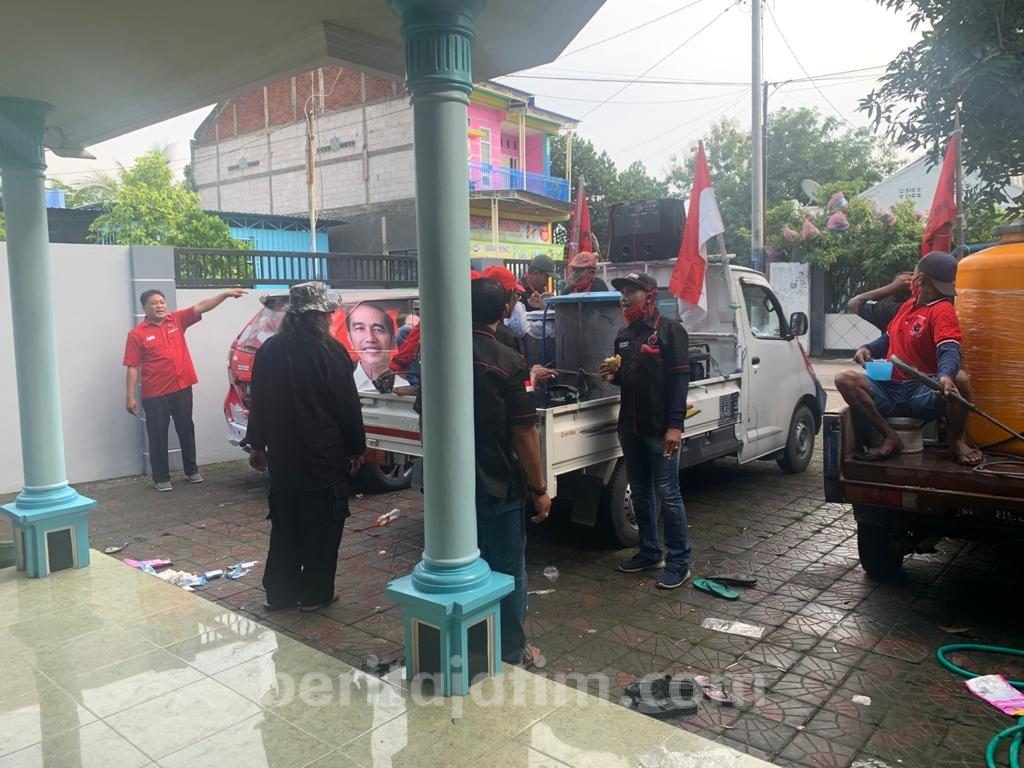 Selain Penyemprotan, PDIP Gresik Bagikan 1.000 Masker