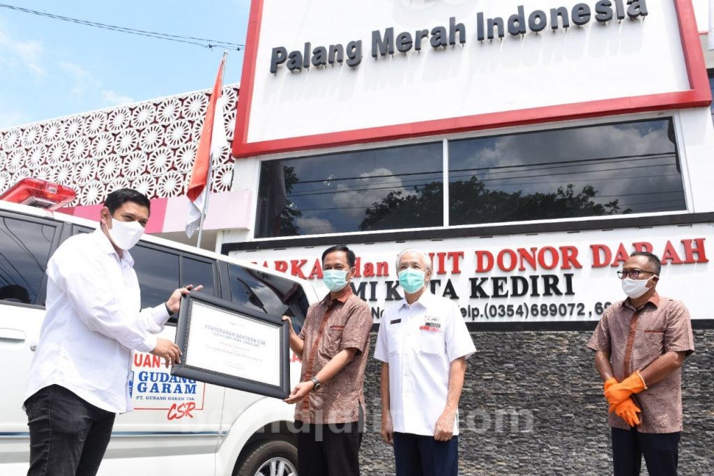 Walikota Kediri Terima Bantuan Ambulance Gudang Garam untuk PMI