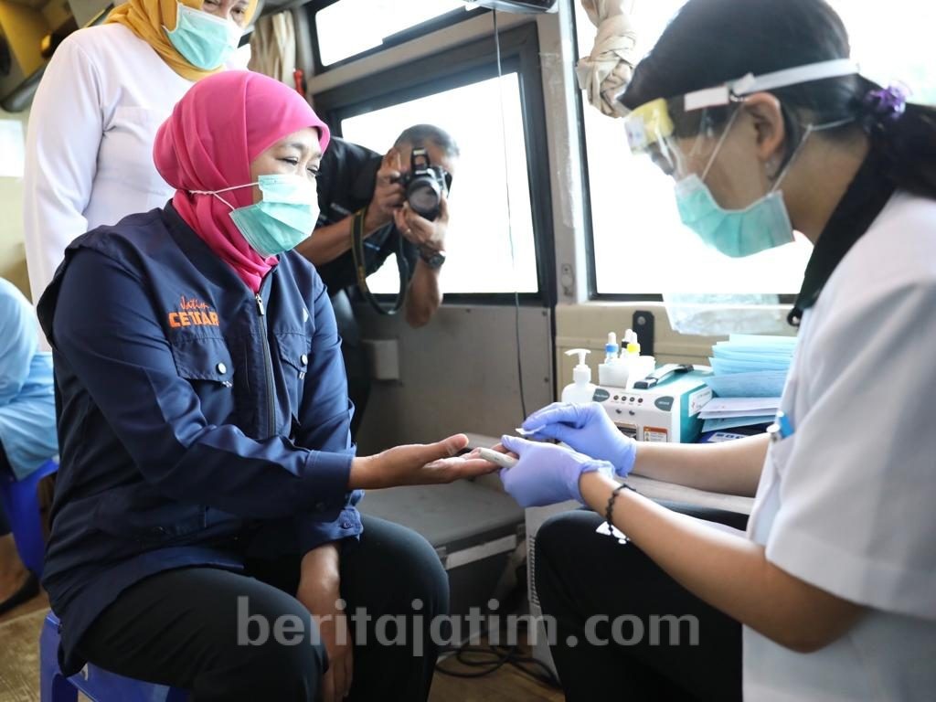 Pejabat Pemprov Jatim Donor Darah, Bantu Stok Darah PMI yang Turun