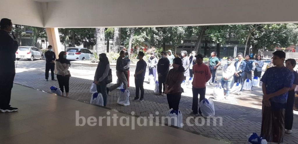 Universitas Brawijaya Malang Bagikan Paket Sembako untuk Mahasiswa