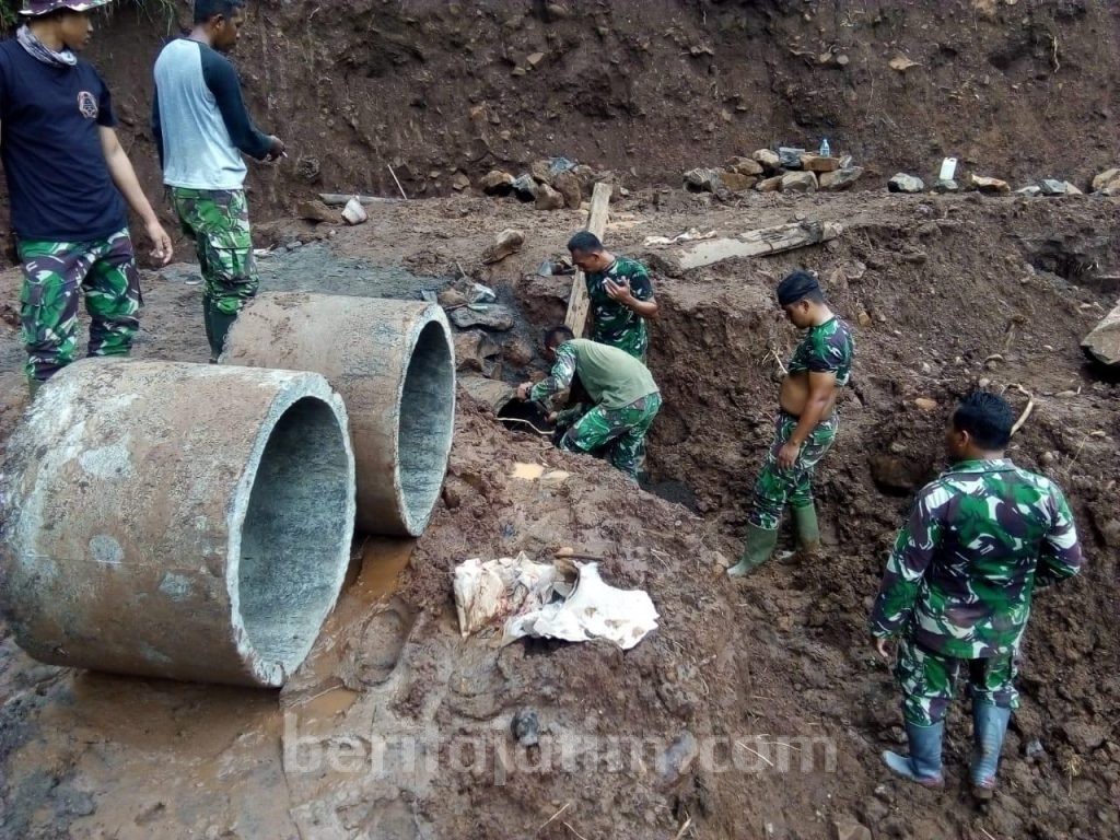 Satgas TMMD Angkut Gorong-Gorong dengan Cara Manual
