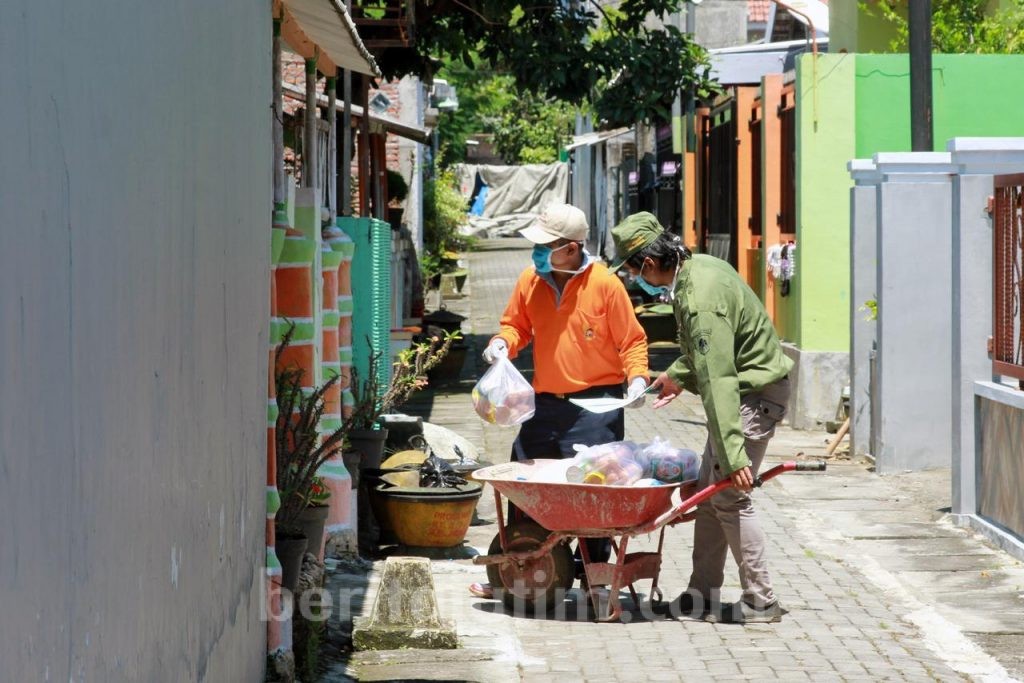 Pemkot Kediri Bantu Sembako dari Luar Pagar Rumah