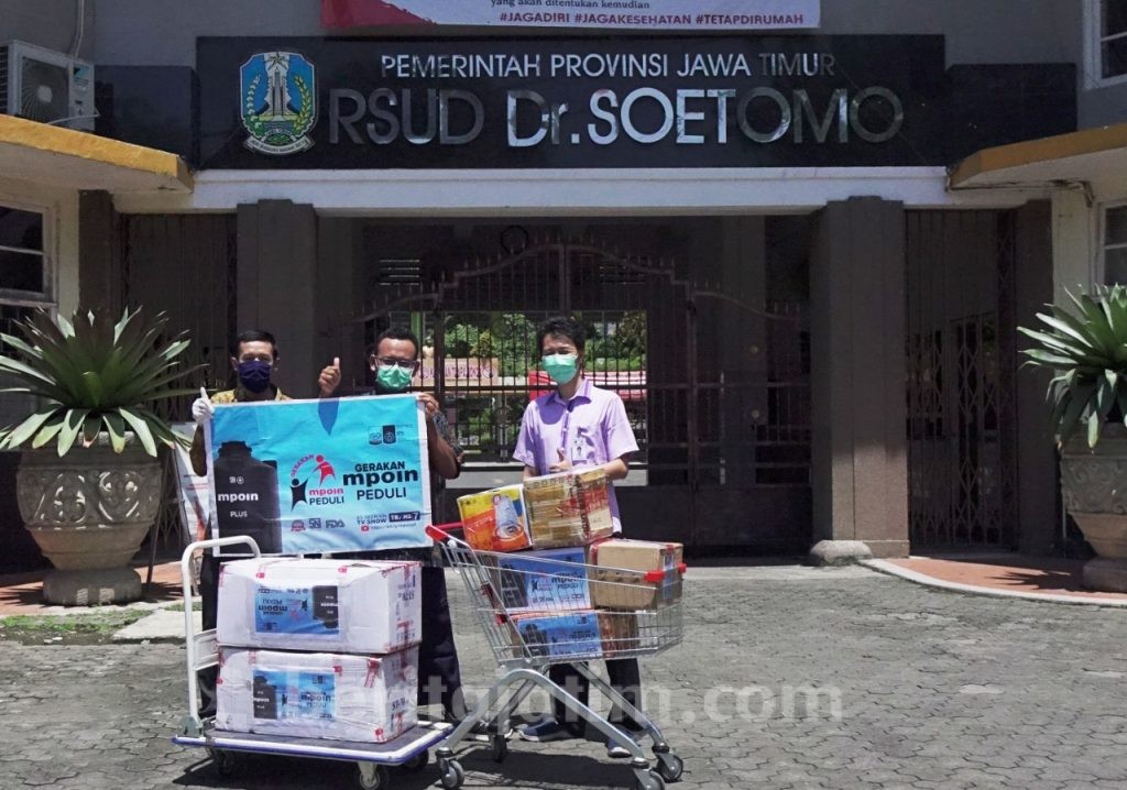 Mpoin Sumbang APD dan Vitamin untuk Tenaga Medis di RSUD Dr Soetomo Surabaya