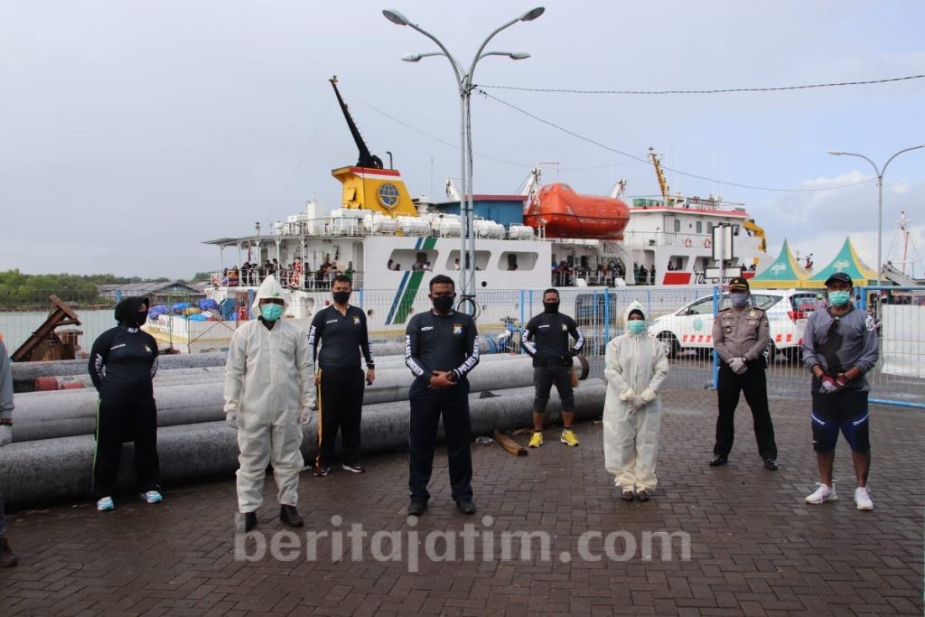 Kapolres Sumenep Beri APD dan Minuman Suplemen ke Petugas Medis Pelabuhan