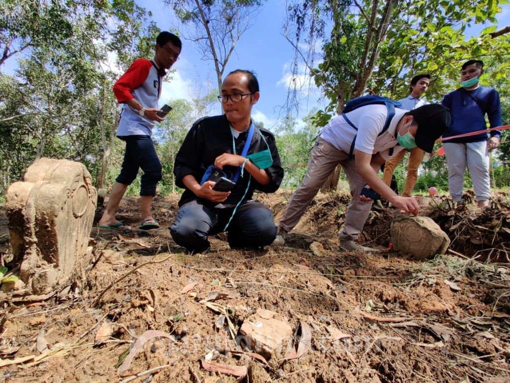 Tim Ahli Cagar Budaya Teliti 9 Makam Kuno Bertuliskan Arab Pegon