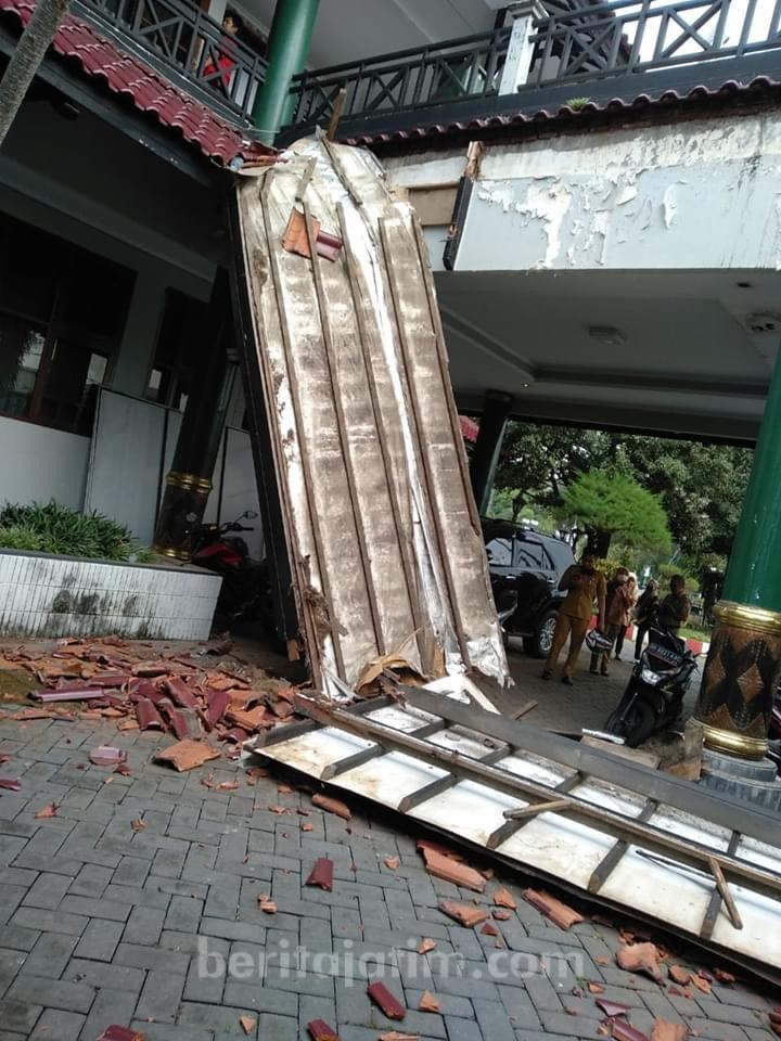 Atap Teras Pendapa Jember Ambruk