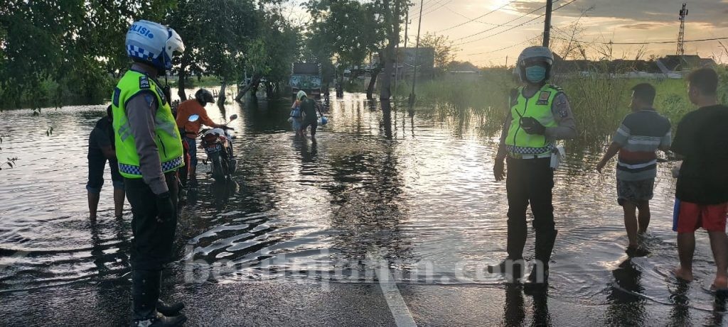 Jalan Raya Morowudi Cerme Terendam Banjir, Arus Lalin Dialihkan