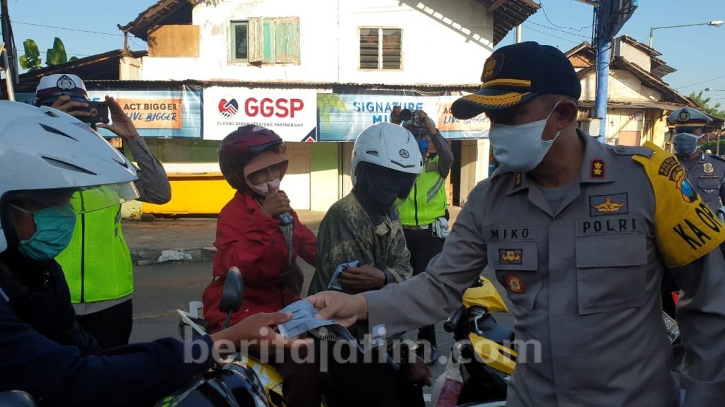 Peduli Covid-19, Polresta Kediri Bagi Masker Gratis
