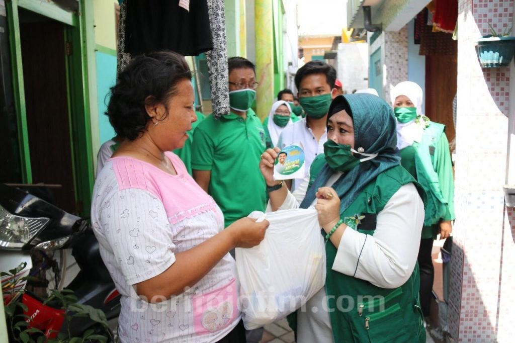 Cak Machfud Bagikan Sembako untuk Warga Kurang Mampu di Tengah Wabah Corona